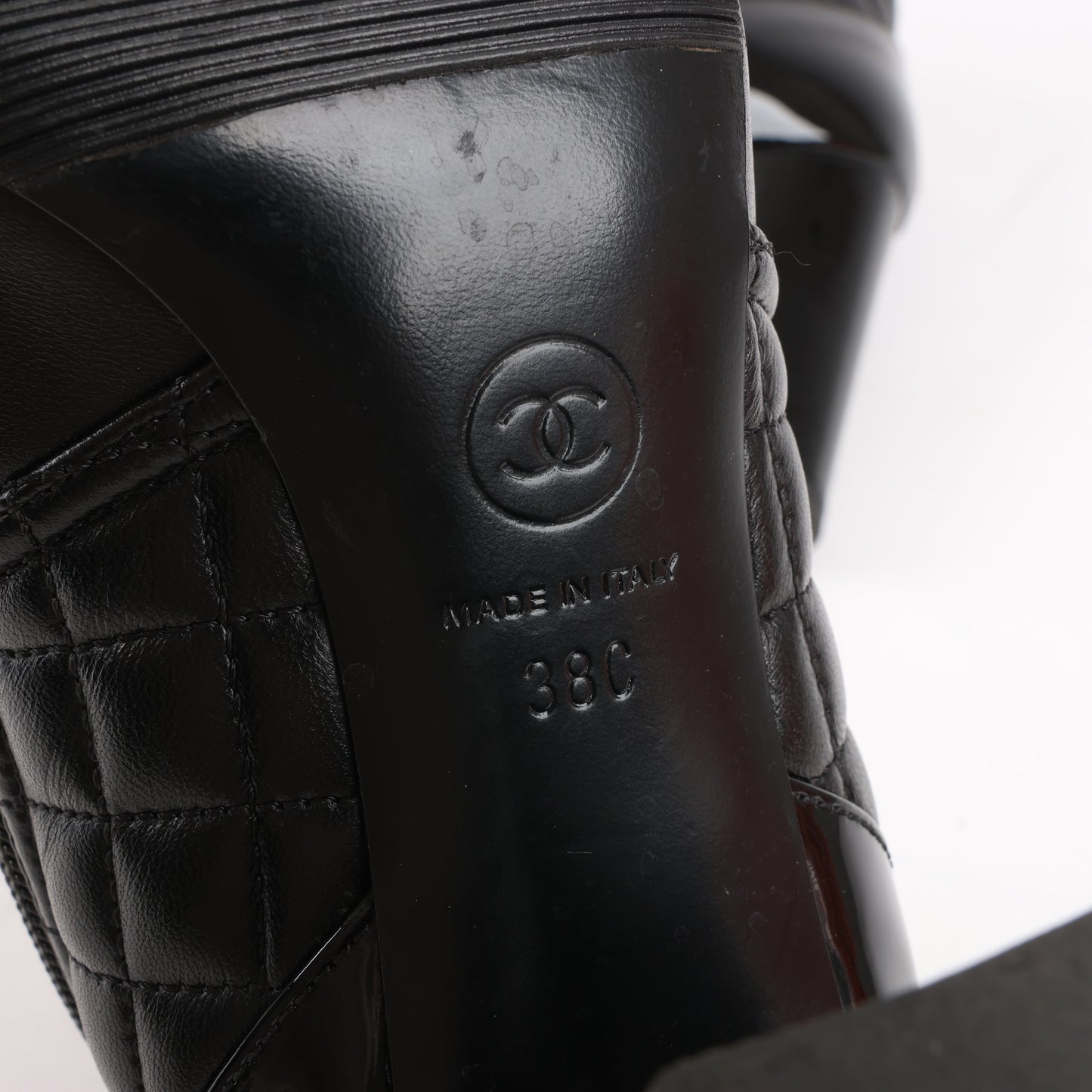 CHANEL Coco Mark Kurze Stiefel aus Matelassé-Leder und Lack in Schwarz G33028, Größe 38 EU