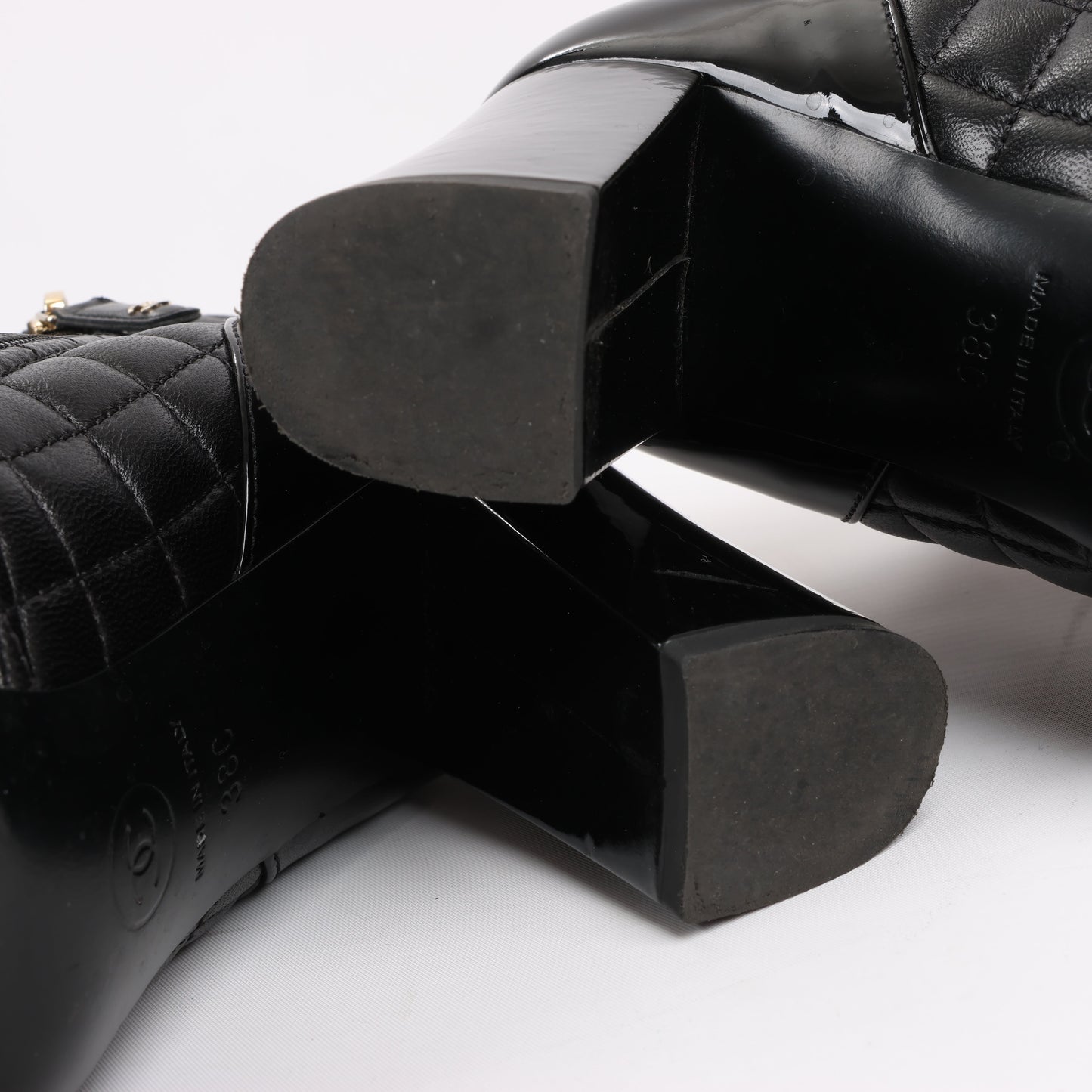 CHANEL Coco Mark Kurze Stiefel aus Matelassé-Leder und Lack in Schwarz G33028, Größe 38 EU