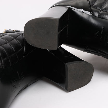 CHANEL Coco Mark Kurze Stiefel aus Matelassé-Leder und Lack in Schwarz G33028, Größe 38 EU
