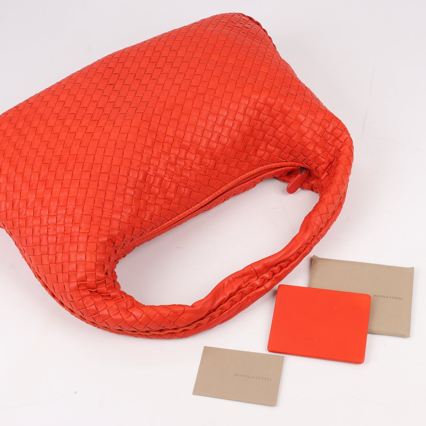 Bottega Veneta Intrecciato Hobo Leder Umhängetasche in Rot