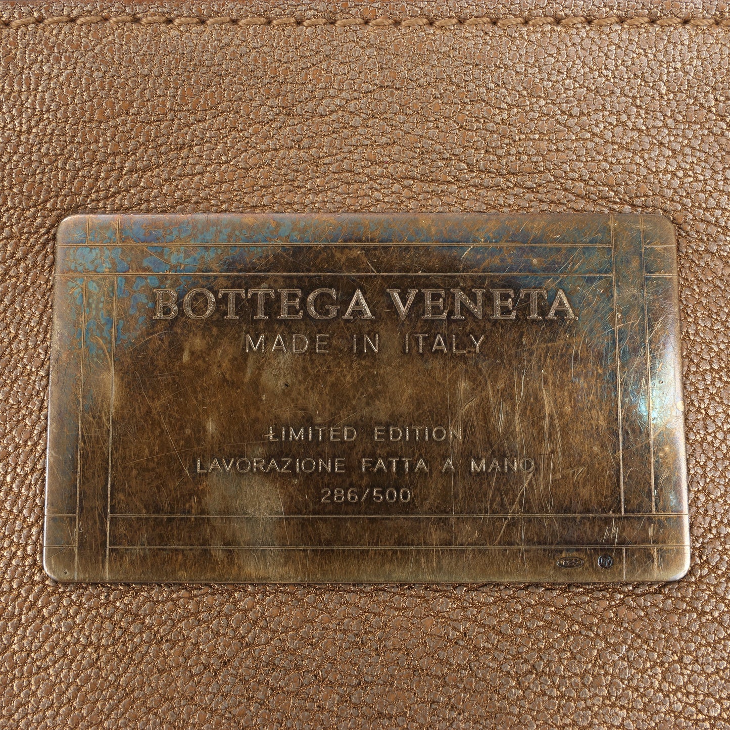 Bottega Veneta Intrecciato Cabat MM Ledertasche in Gold