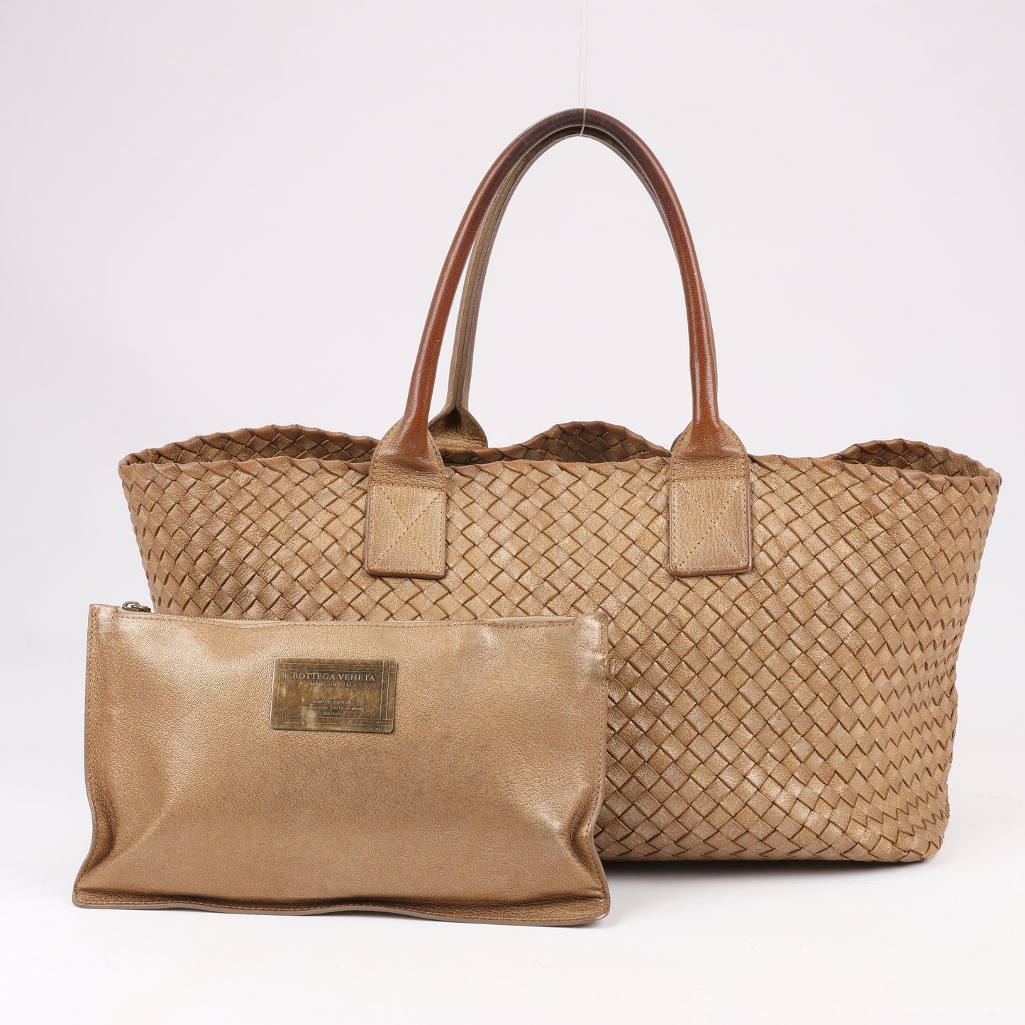 Bottega Veneta Intrecciato Cabat MM Ledertasche in Gold