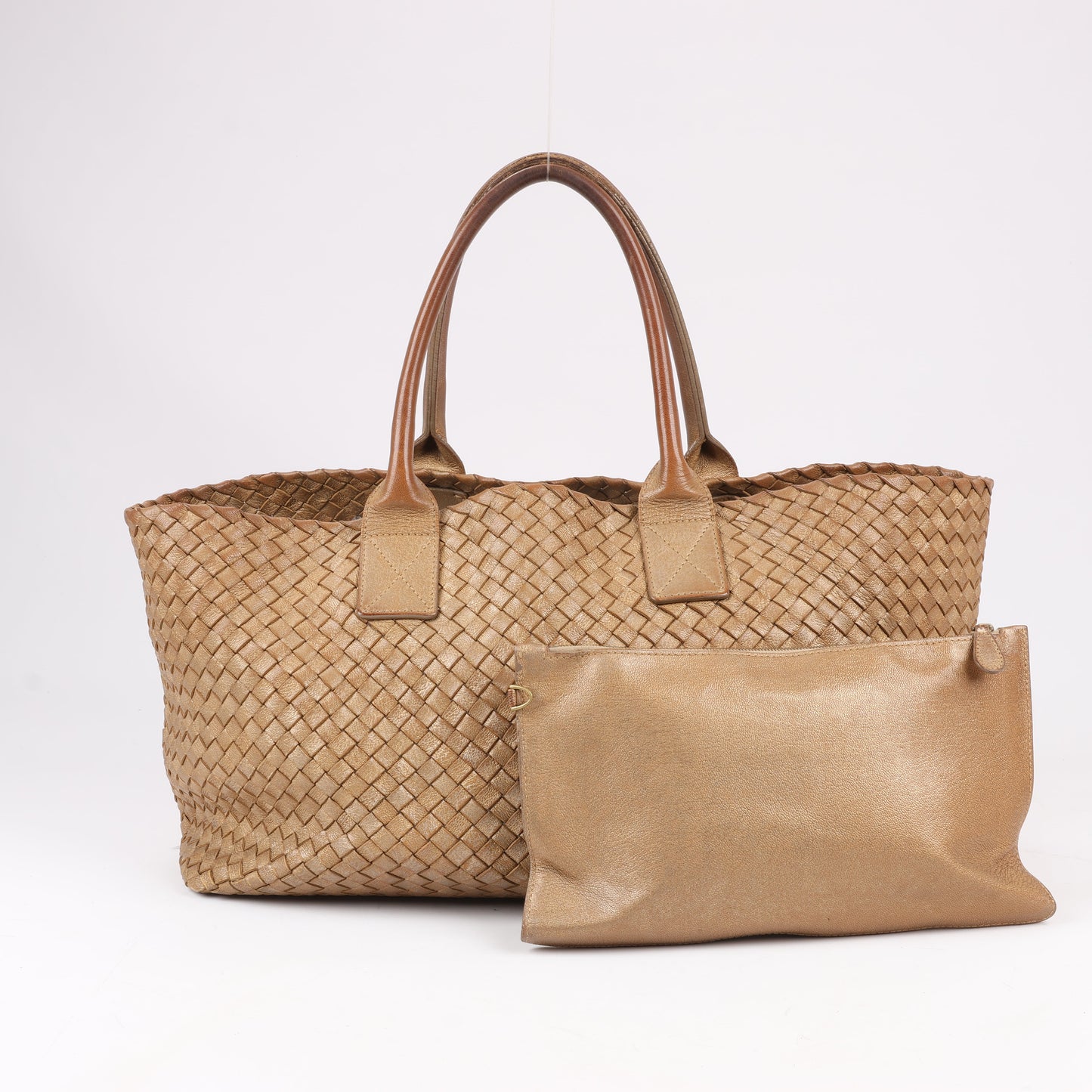 Bottega Veneta Intrecciato Cabat MM Ledertasche in Gold