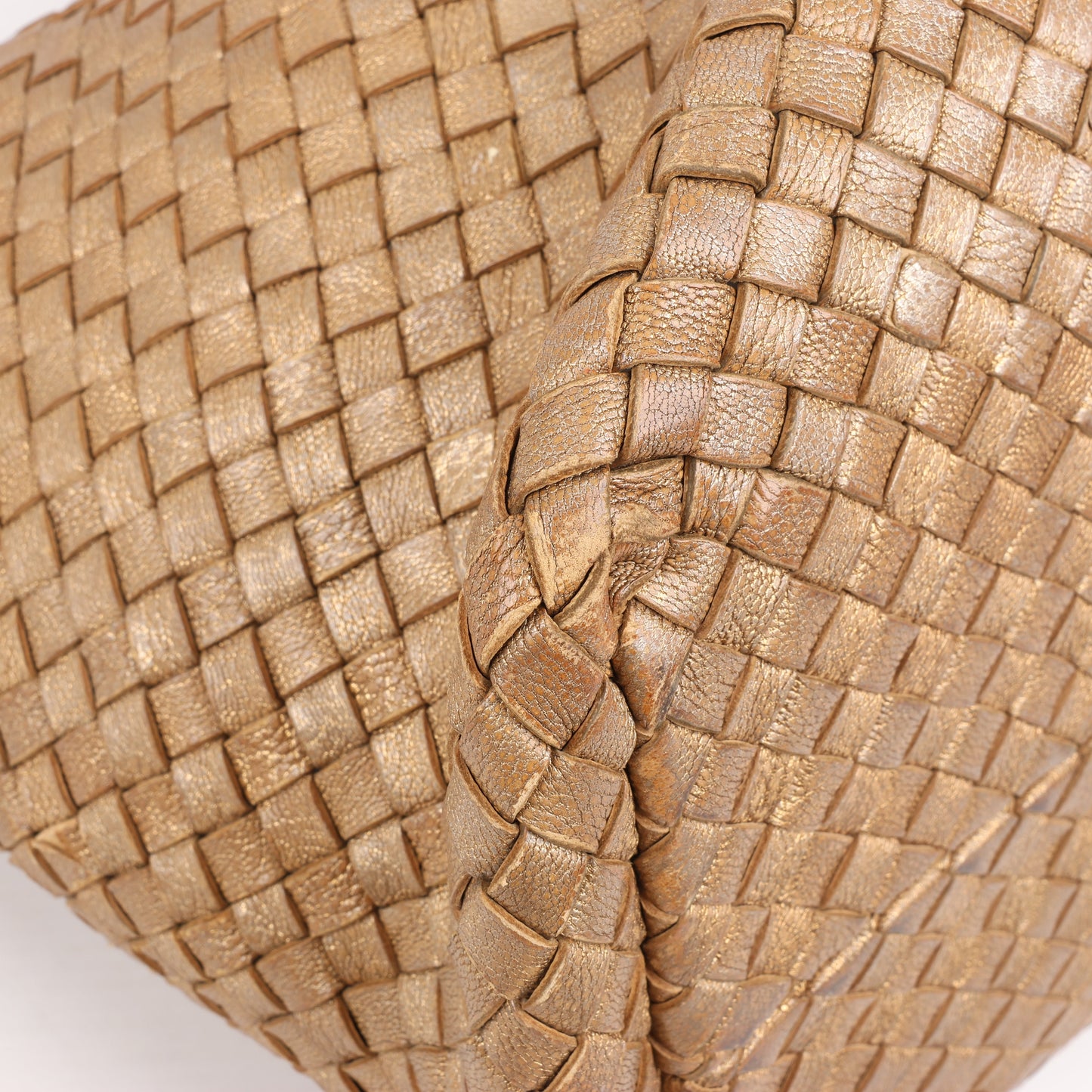 Bottega Veneta Intrecciato Cabat MM Ledertasche in Gold