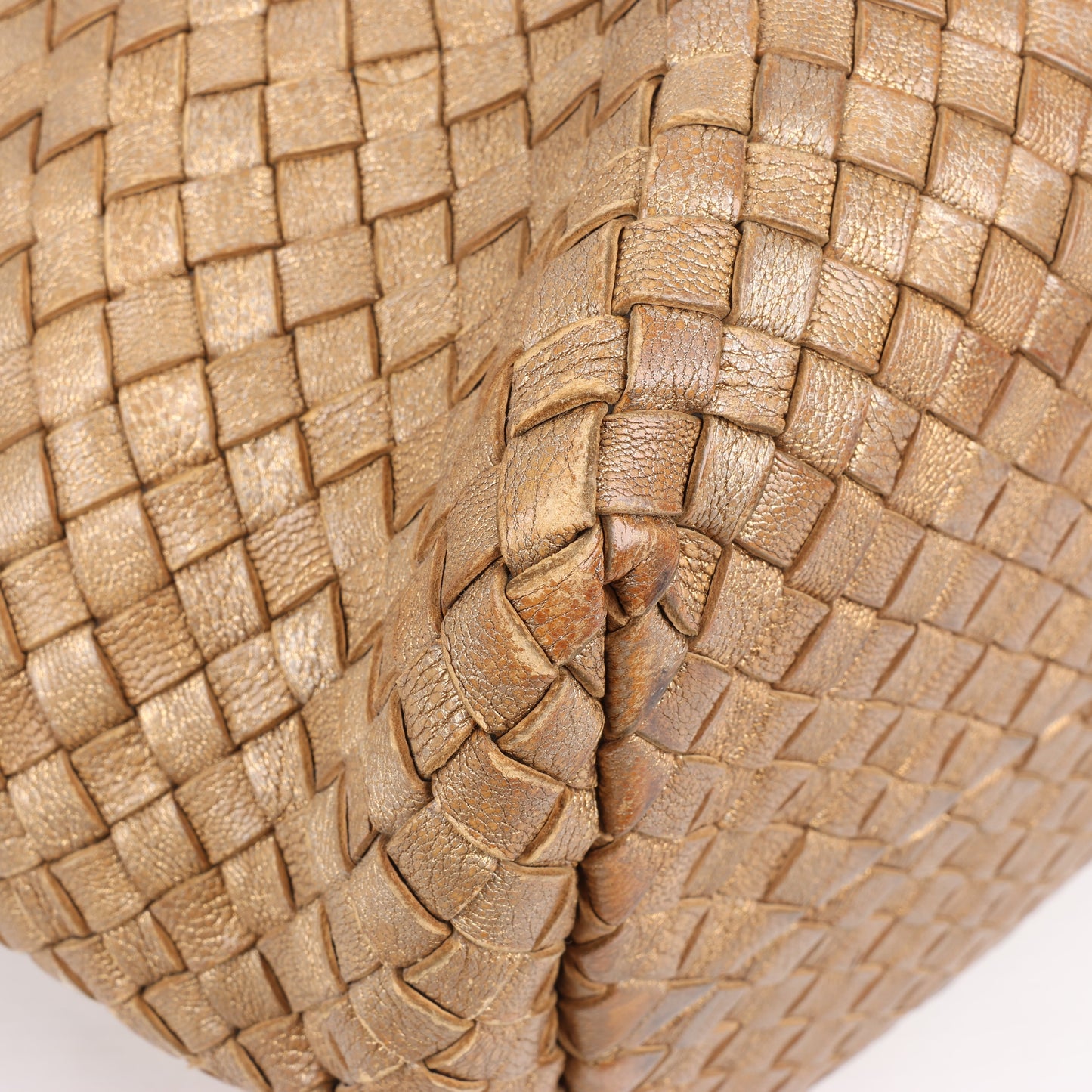 Bottega Veneta Intrecciato Cabat MM Ledertasche in Gold