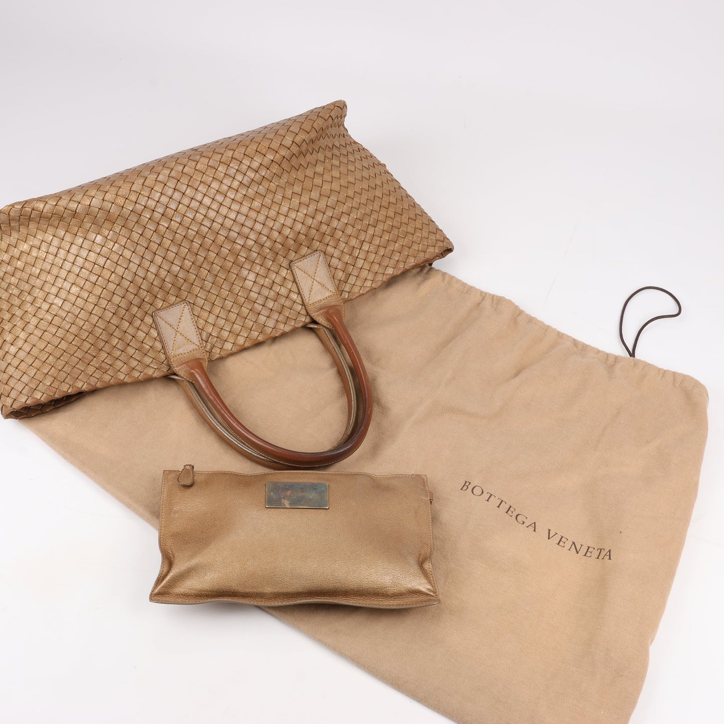 Bottega Veneta Intrecciato Cabat MM Ledertasche in Gold