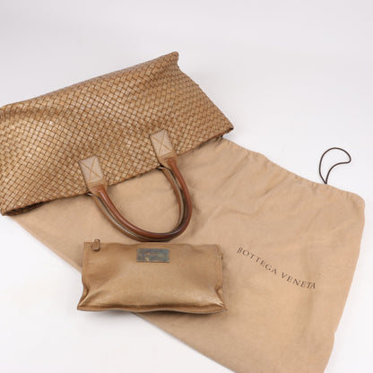 Bottega Veneta Intrecciato Cabat MM Ledertasche in Gold