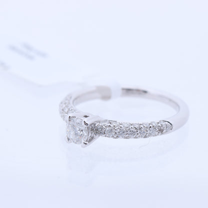 Nicht signierter / unsignierter 14-karätiger Weißgoldring mit 45 natürlichen Diamanten