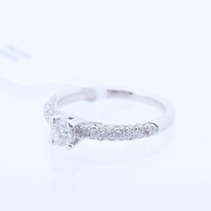 Nicht signierter / unsignierter 14-karätiger Weißgoldring mit 45 natürlichen Diamanten