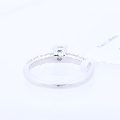 Nicht signierter / unsignierter 14-karätiger Weißgoldring mit 45 natürlichen Diamanten