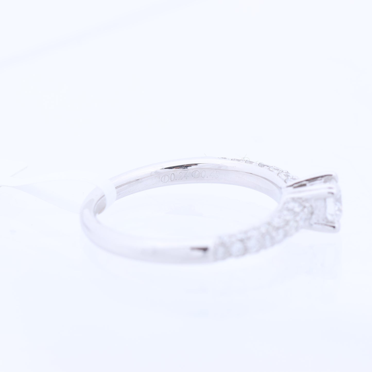Nicht signierter / unsignierter 14-karätiger Weißgoldring mit 45 natürlichen Diamanten