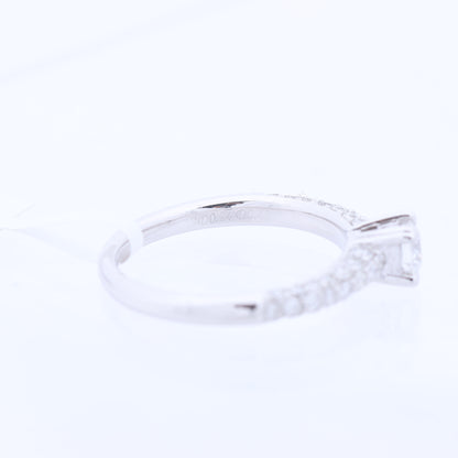 Nicht signierter / unsignierter 14-karätiger Weißgoldring mit 45 natürlichen Diamanten