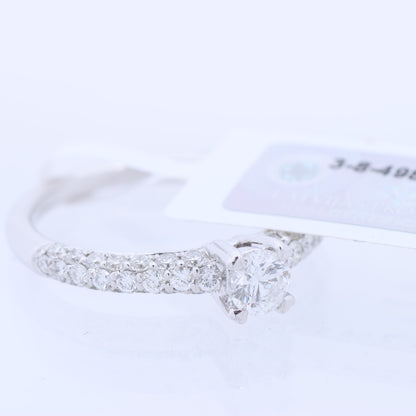 Nicht signierter / unsignierter 14-karätiger Weißgoldring mit 45 natürlichen Diamanten