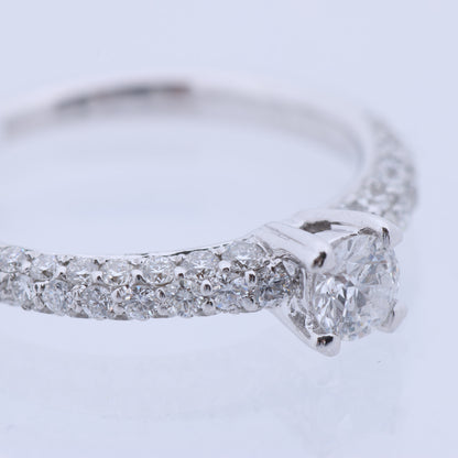 Nicht signierter / unsignierter 14-karätiger Weißgoldring mit 45 natürlichen Diamanten