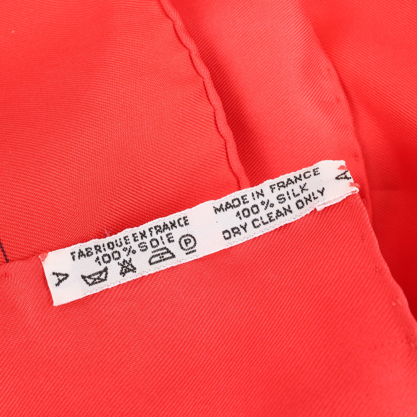 Hermès Carré 90 „Eperon d'or“ Seidentaschentuch in Rot