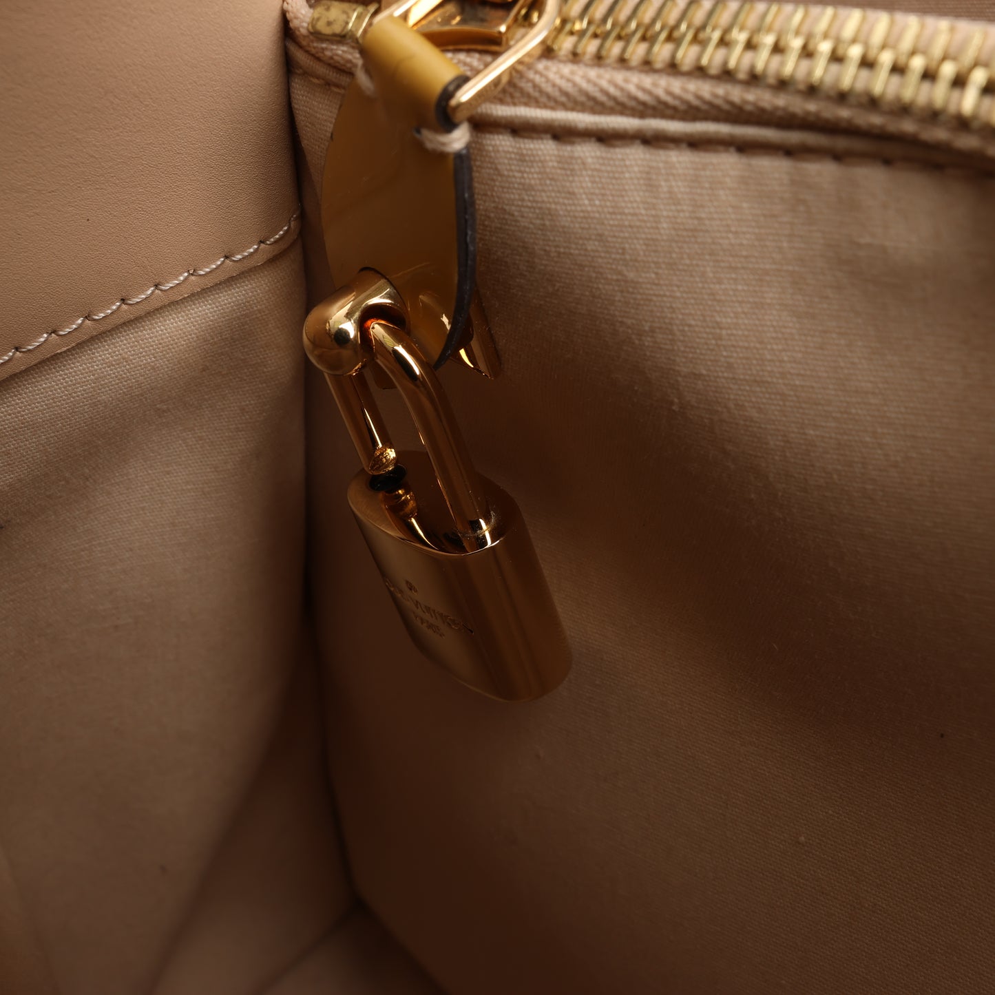 Louis Vuitton Monogram Vernis Montaigne MM Handtasche in Gelb M50169
