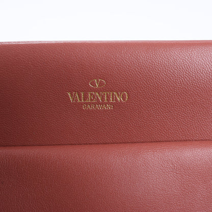 Valentino Garavani – One Studs – 2-Wege-Schultertasche aus Leder in Kastanienbraun