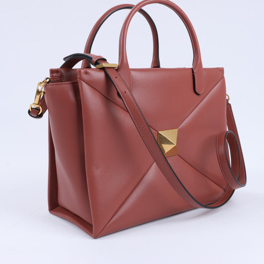 Valentino Garavani – One Studs – 2-Wege-Schultertasche aus Leder in Kastanienbraun