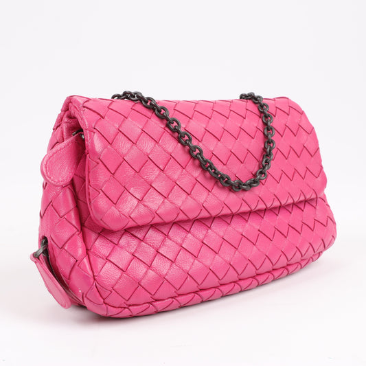 BOTTEGA VENETA – Schultertasche aus Intrecciato-Leder mit Kette in Pink