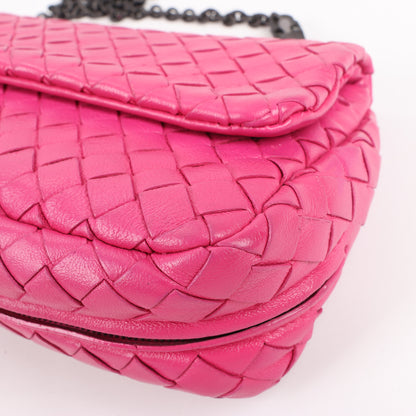 BOTTEGA VENETA – Schultertasche aus Intrecciato-Leder mit Kette in Pink