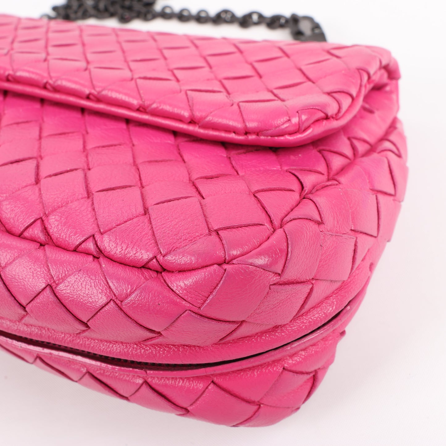 BOTTEGA VENETA – Schultertasche aus Intrecciato-Leder mit Kette in Pink