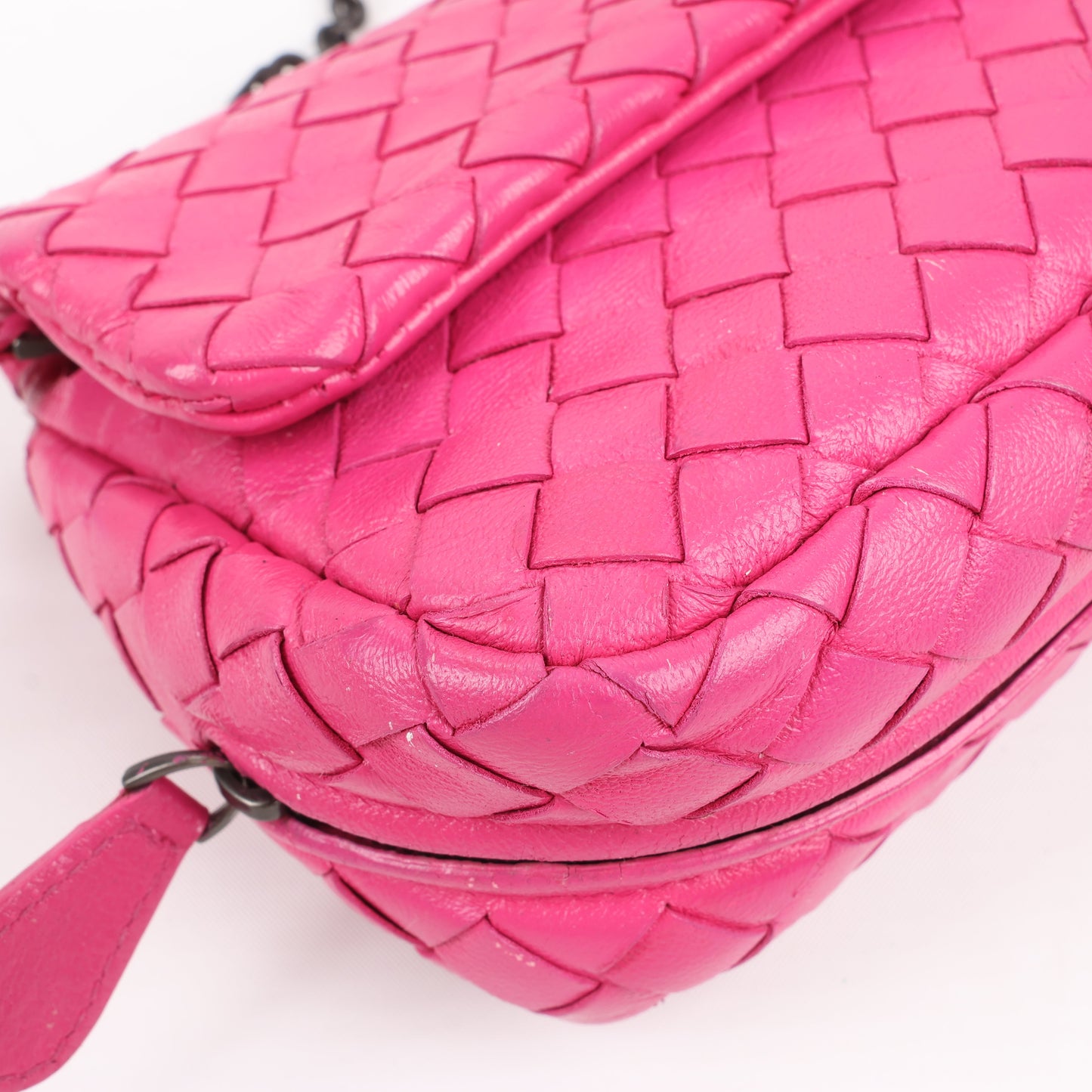 BOTTEGA VENETA – Schultertasche aus Intrecciato-Leder mit Kette in Pink