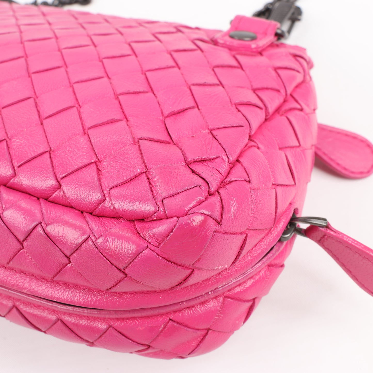 BOTTEGA VENETA – Schultertasche aus Intrecciato-Leder mit Kette in Pink