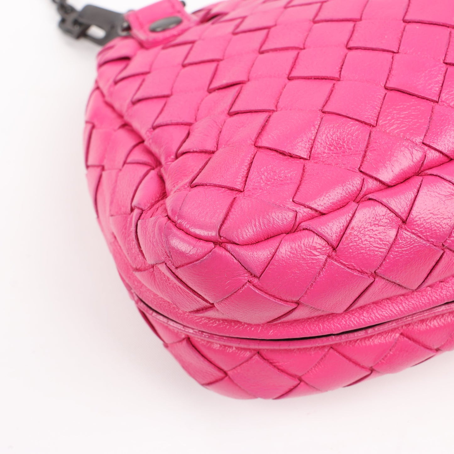 BOTTEGA VENETA – Schultertasche aus Intrecciato-Leder mit Kette in Pink