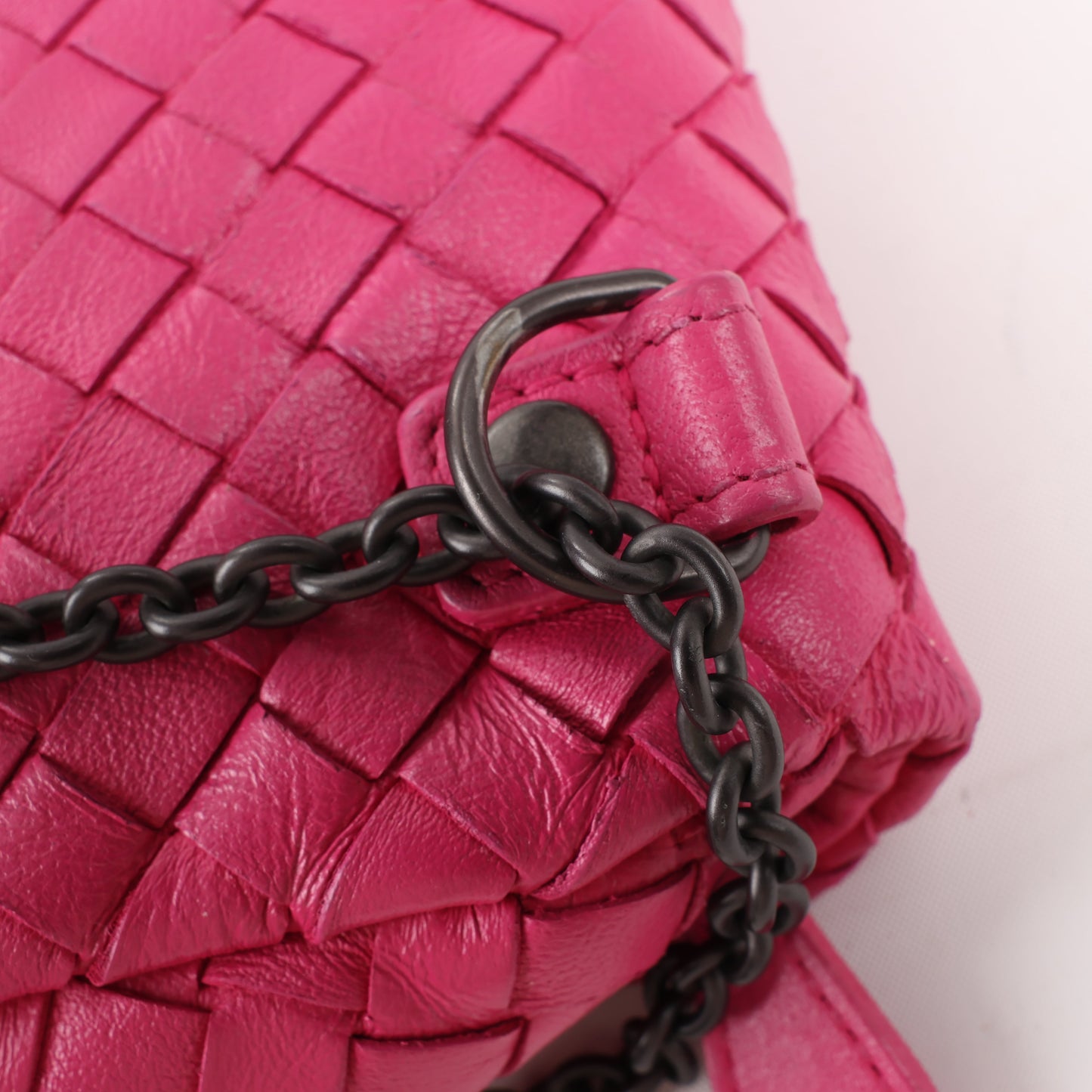 BOTTEGA VENETA – Schultertasche aus Intrecciato-Leder mit Kette in Pink