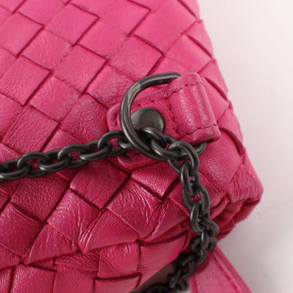 BOTTEGA VENETA – Schultertasche aus Intrecciato-Leder mit Kette in Pink
