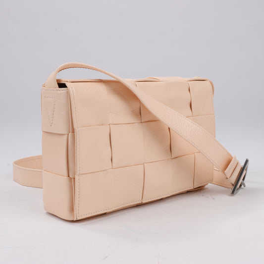 Bottega Veneta Maxi Intrecciato Kassetten-Umhängetasche aus Leder in Puderbeige