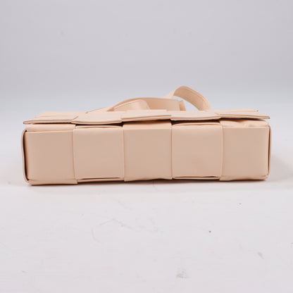 Bottega Veneta Maxi Intrecciato Kassetten-Umhängetasche aus Leder in Puderbeige