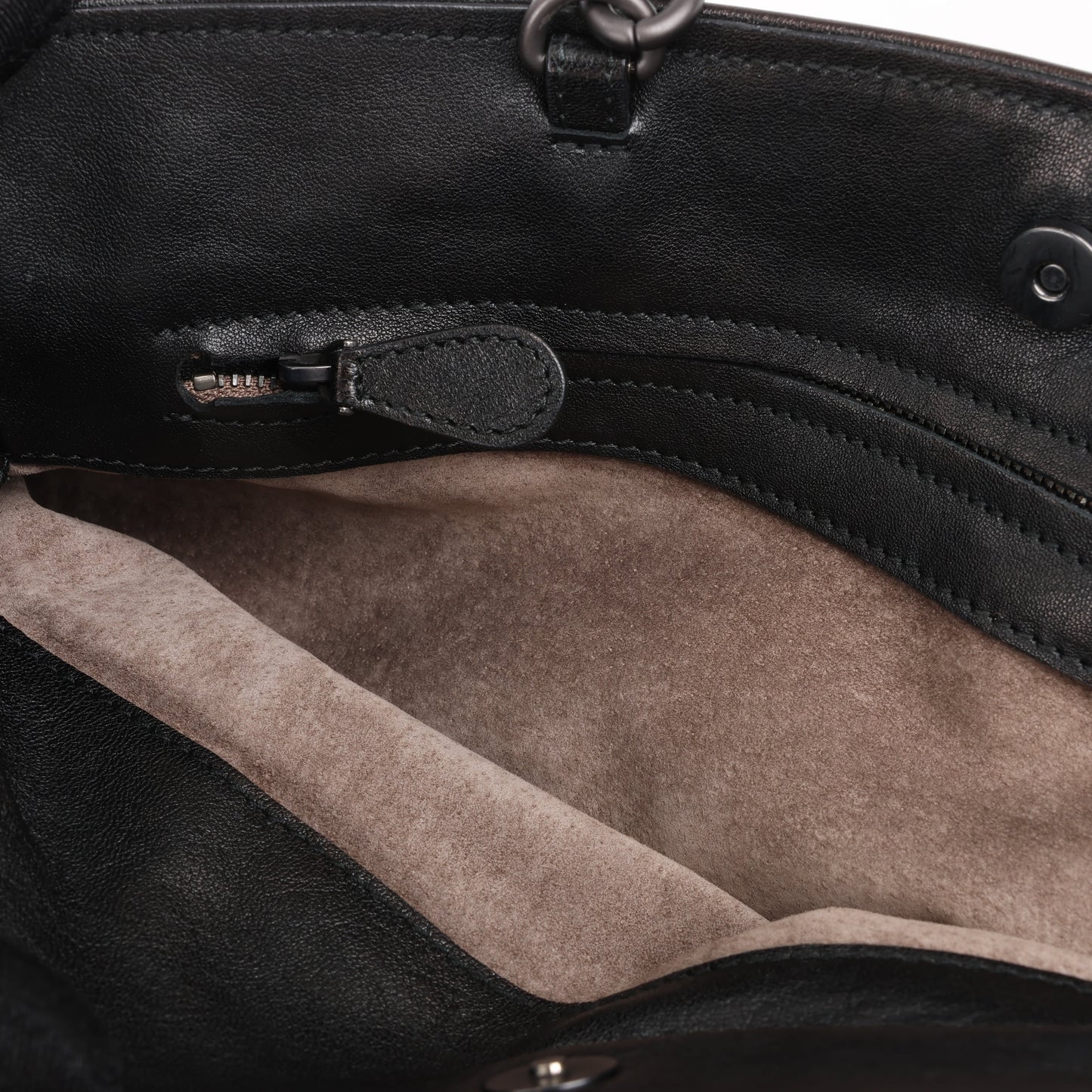 Umhängetasche aus Intrecciato-Leder von Bottega Veneta in Schwarz