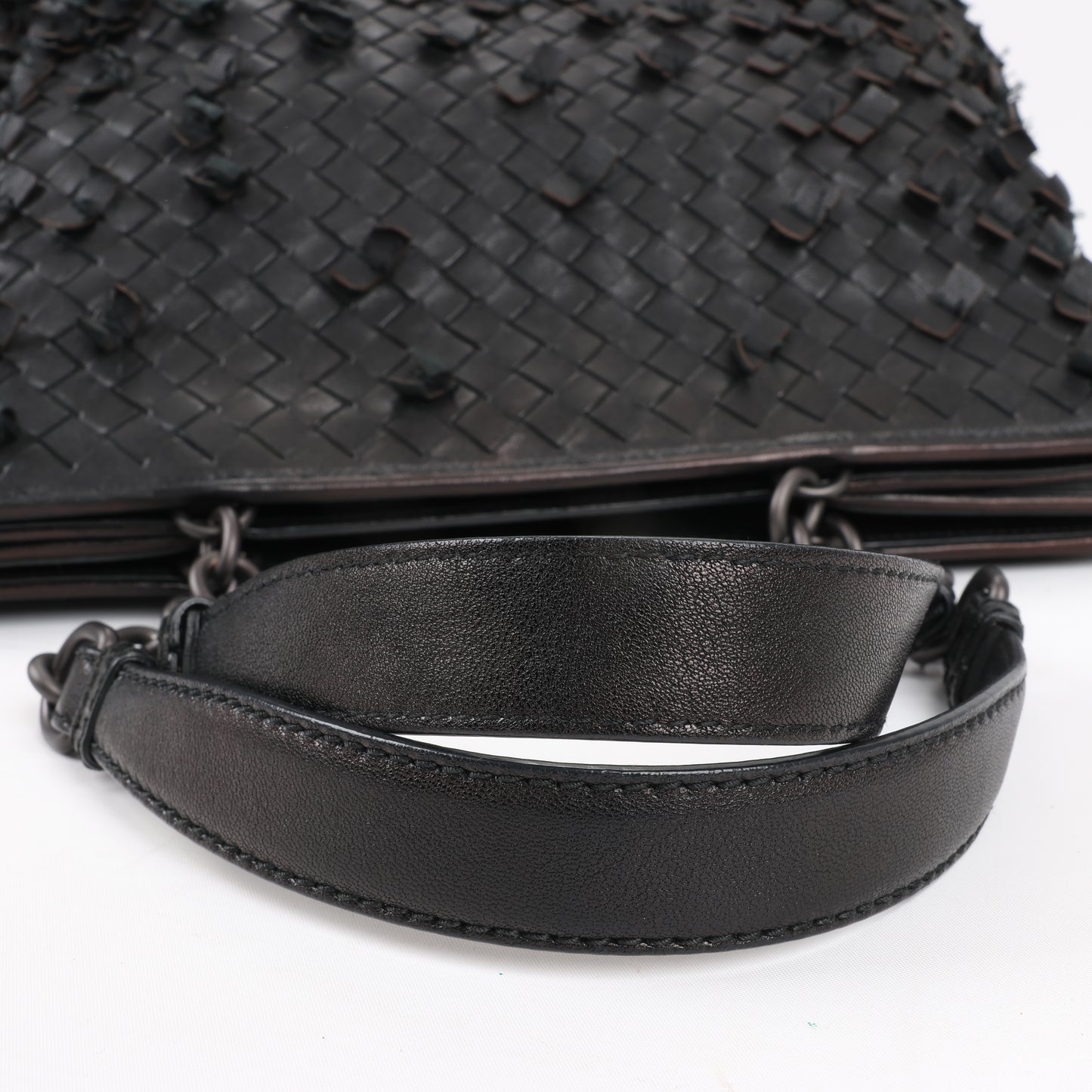 Umhängetasche aus Intrecciato-Leder von Bottega Veneta in Schwarz