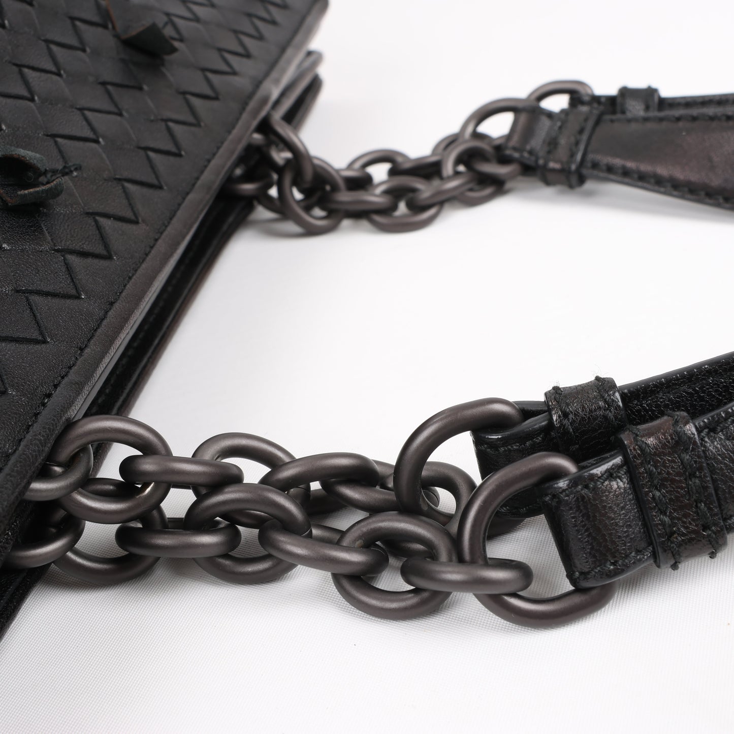 Umhängetasche aus Intrecciato-Leder von Bottega Veneta in Schwarz