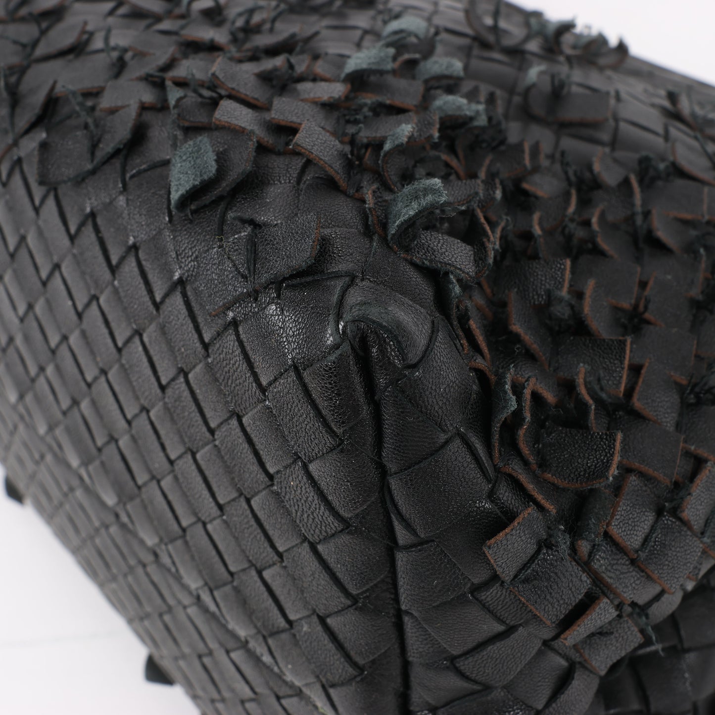 Umhängetasche aus Intrecciato-Leder von Bottega Veneta in Schwarz