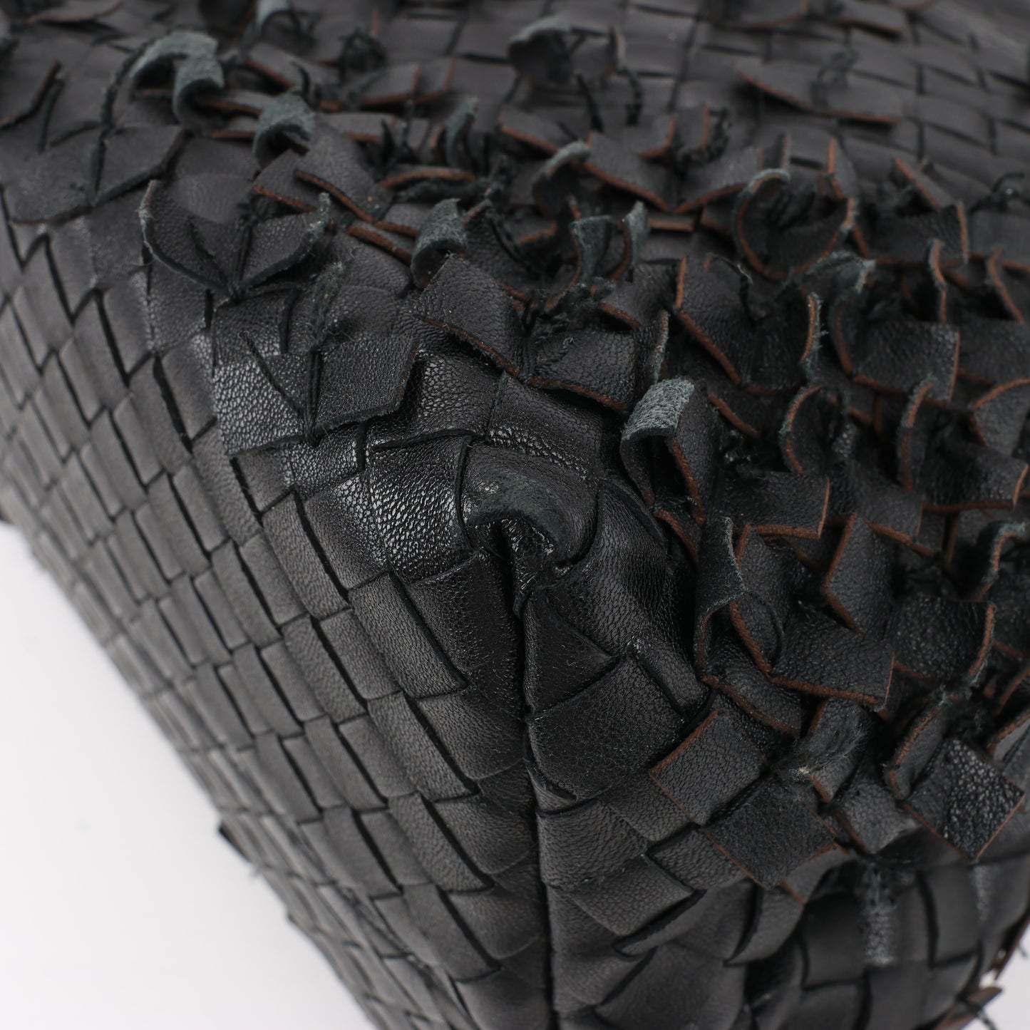 Umhängetasche aus Intrecciato-Leder von Bottega Veneta in Schwarz