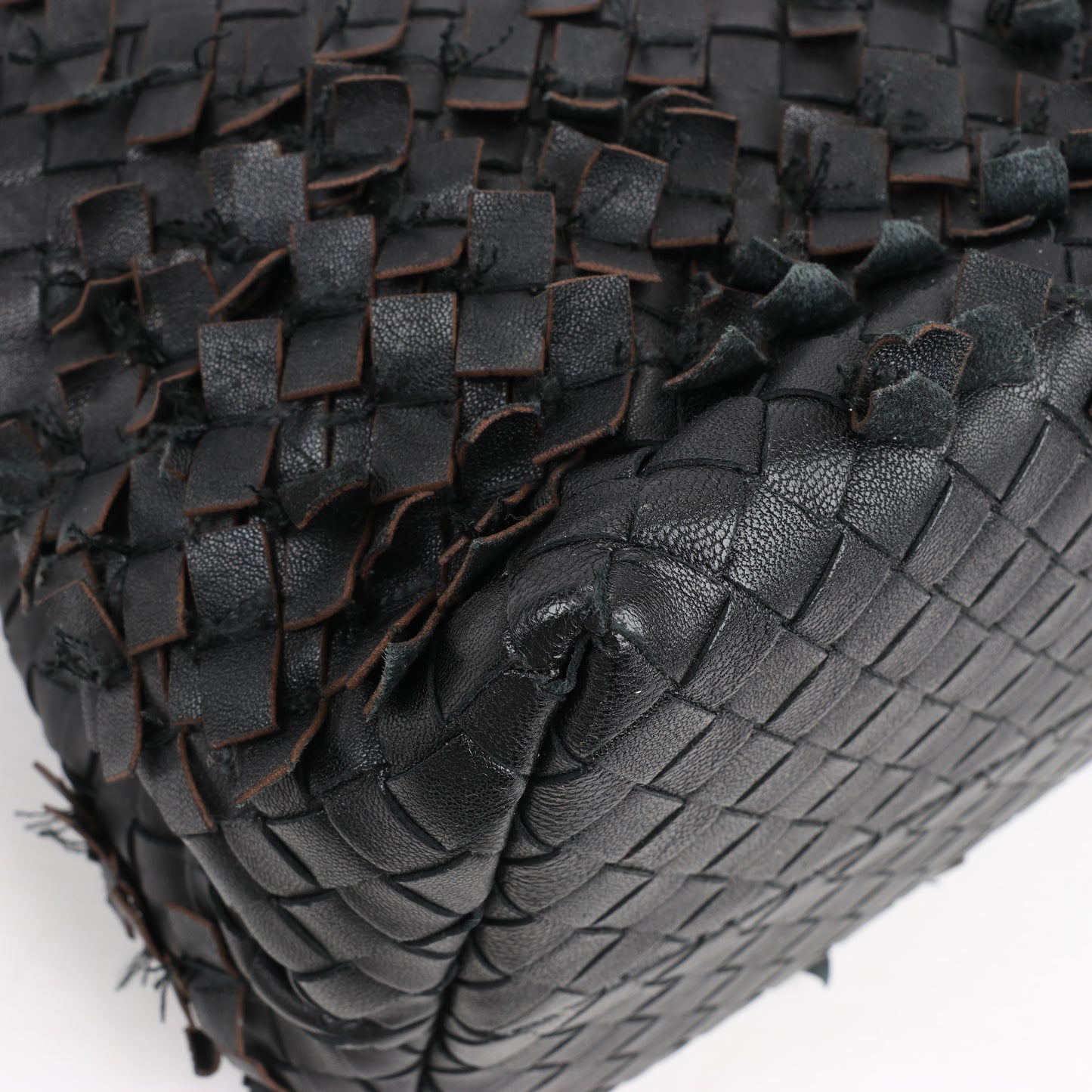 Umhängetasche aus Intrecciato-Leder von Bottega Veneta in Schwarz