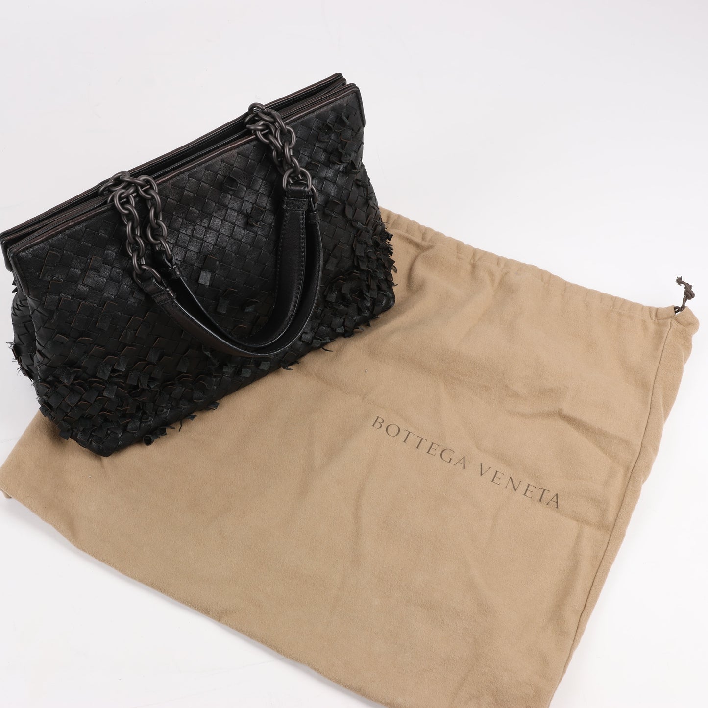 Umhängetasche aus Intrecciato-Leder von Bottega Veneta in Schwarz