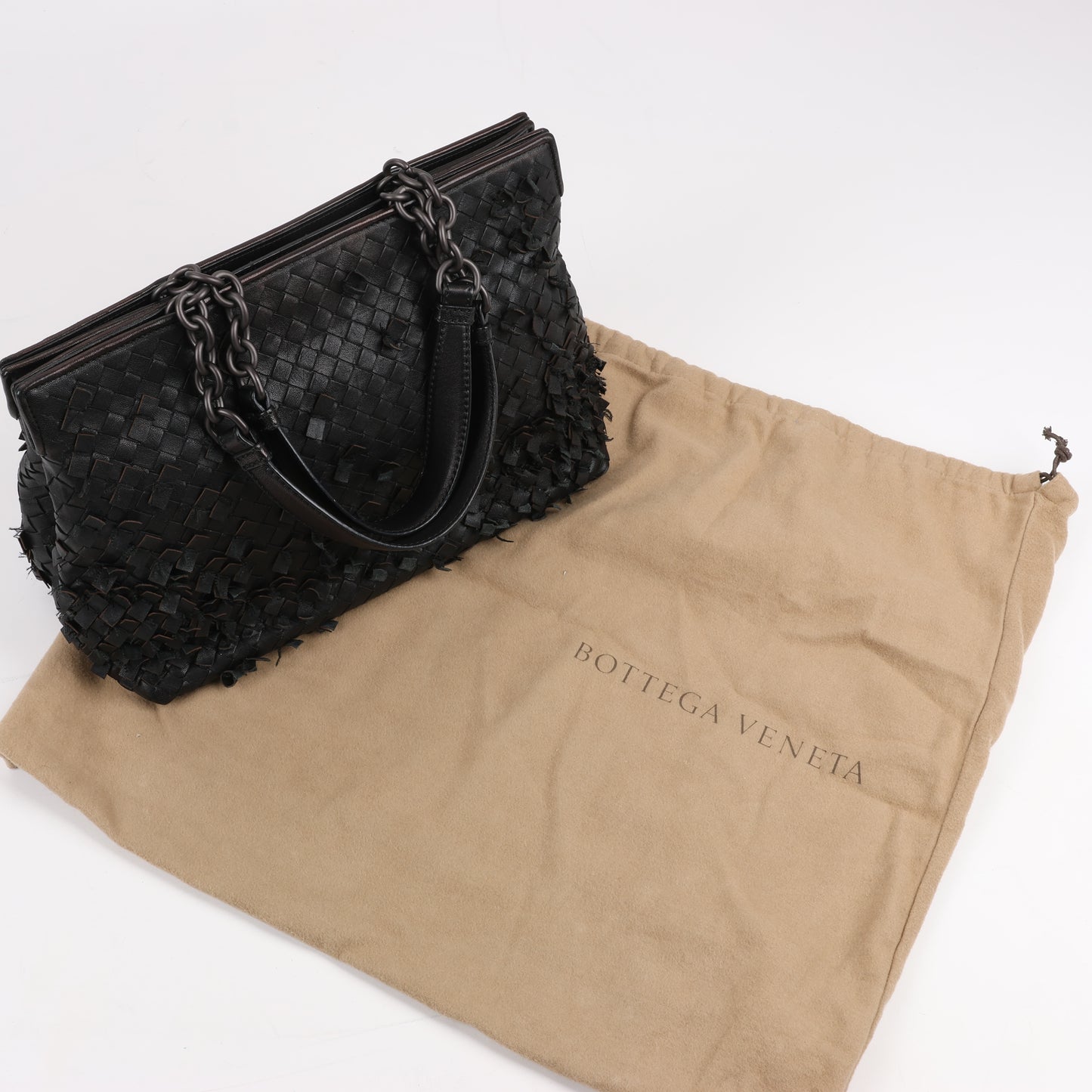 Umhängetasche aus Intrecciato-Leder von Bottega Veneta in Schwarz