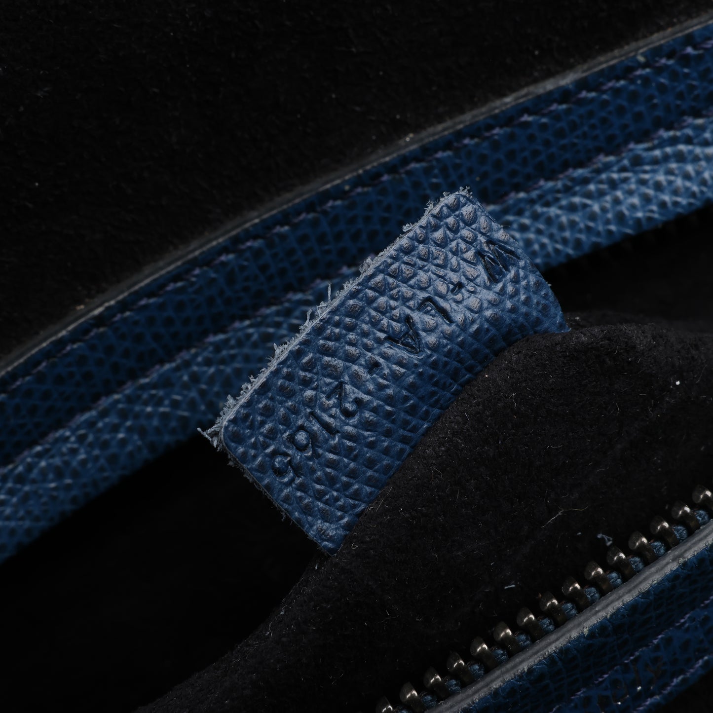 CELINE Luggage Phantom Mittelgroße Handtasche aus genarbtem Leder in Marineblau