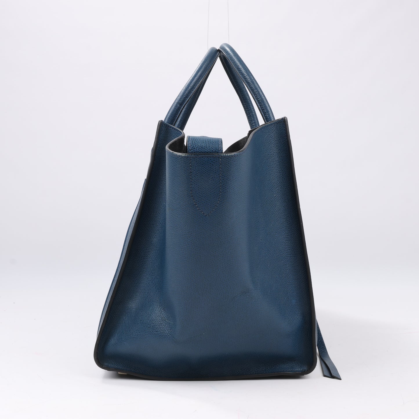CELINE Luggage Phantom Mittelgroße Handtasche aus genarbtem Leder in Marineblau