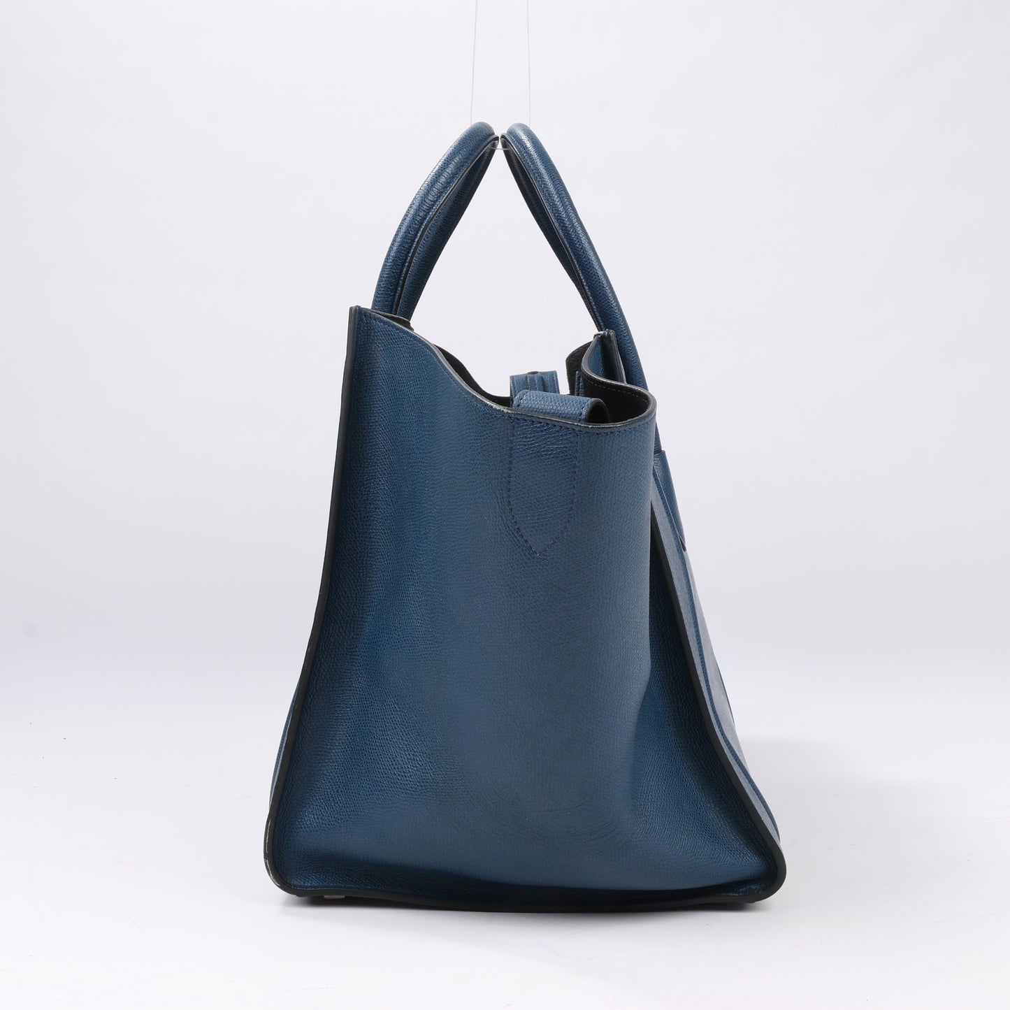 CELINE Luggage Phantom Mittelgroße Handtasche aus genarbtem Leder in Marineblau