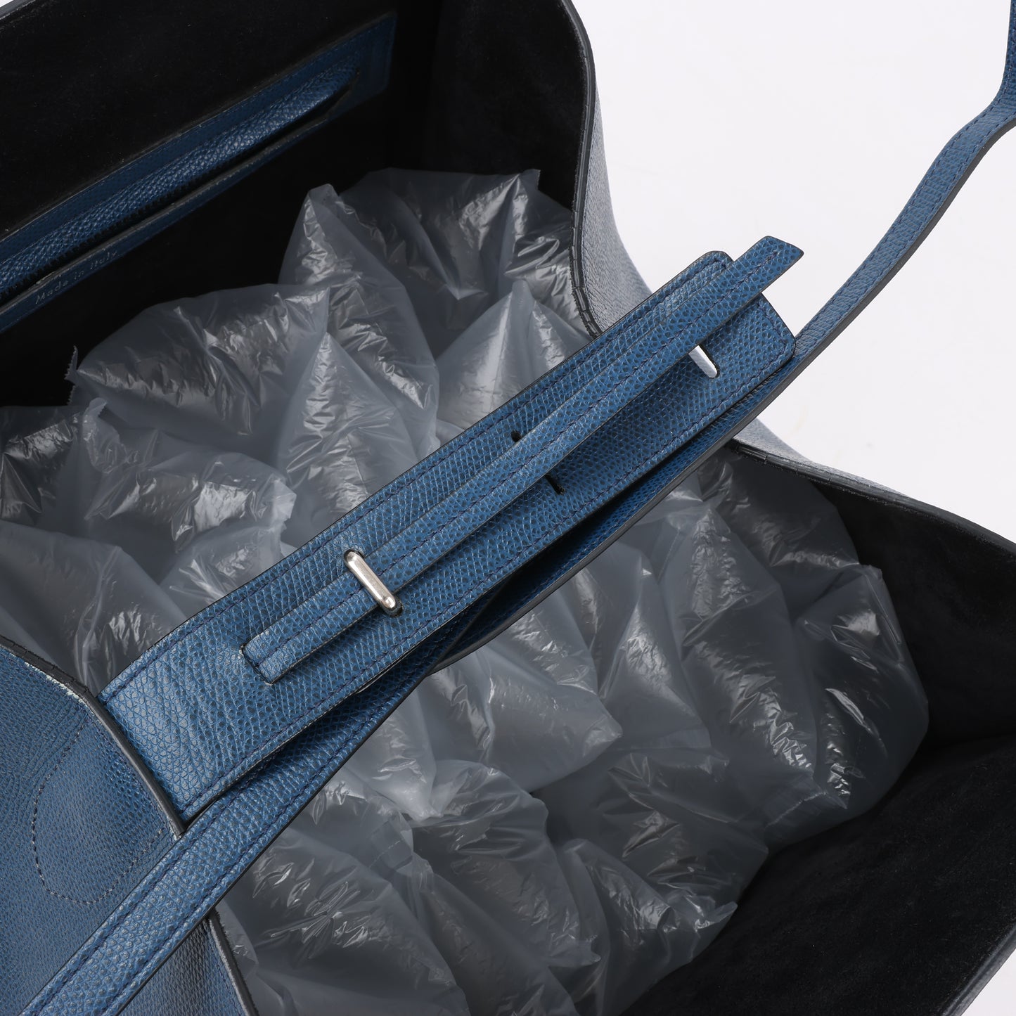 CELINE Luggage Phantom Mittelgroße Handtasche aus genarbtem Leder in Marineblau