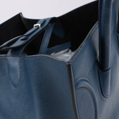 CELINE Luggage Phantom Mittelgroße Handtasche aus genarbtem Leder in Marineblau