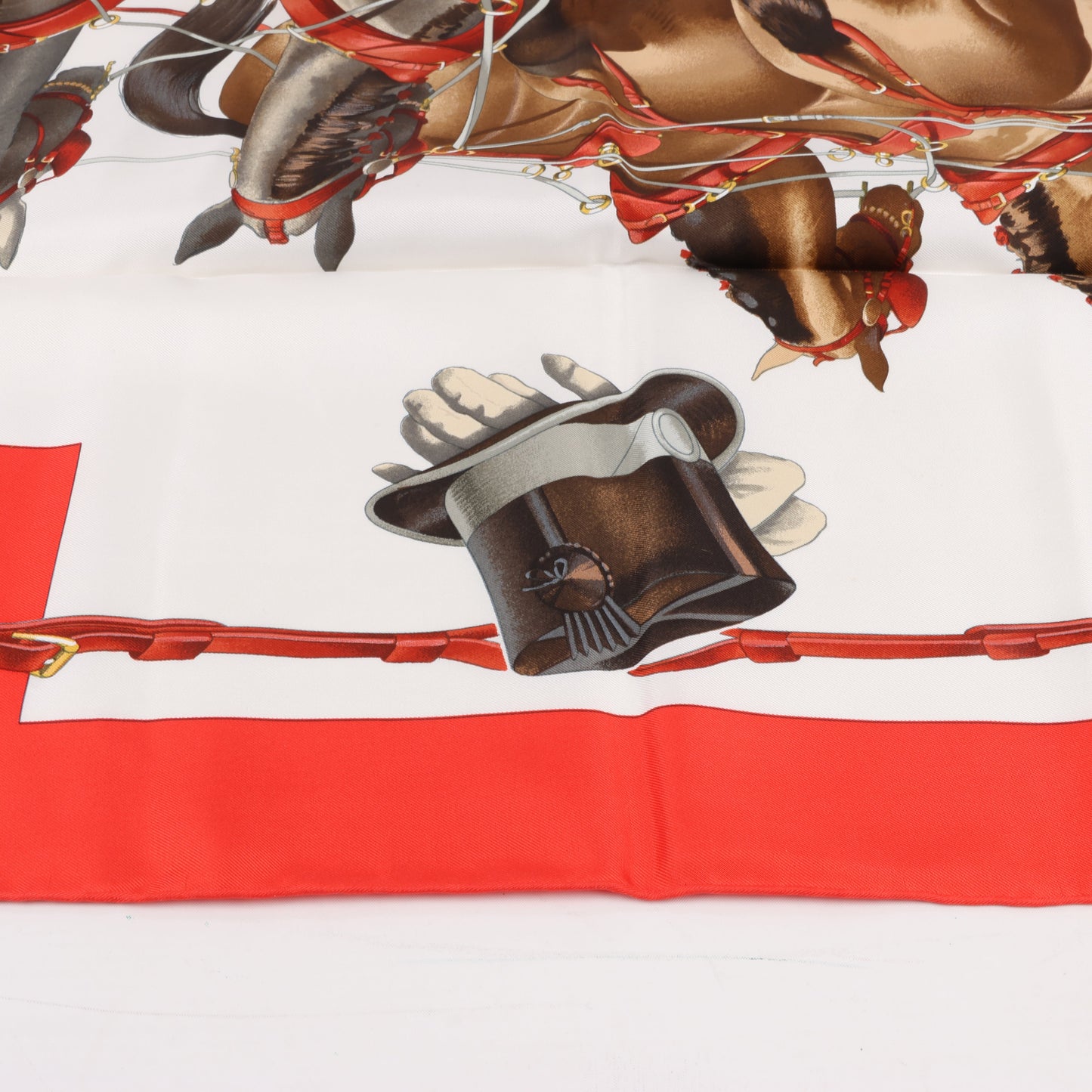 Hermès Carré 90 „ATTELAGE EN ARBALETE“ Seidentaschentuch in Rot