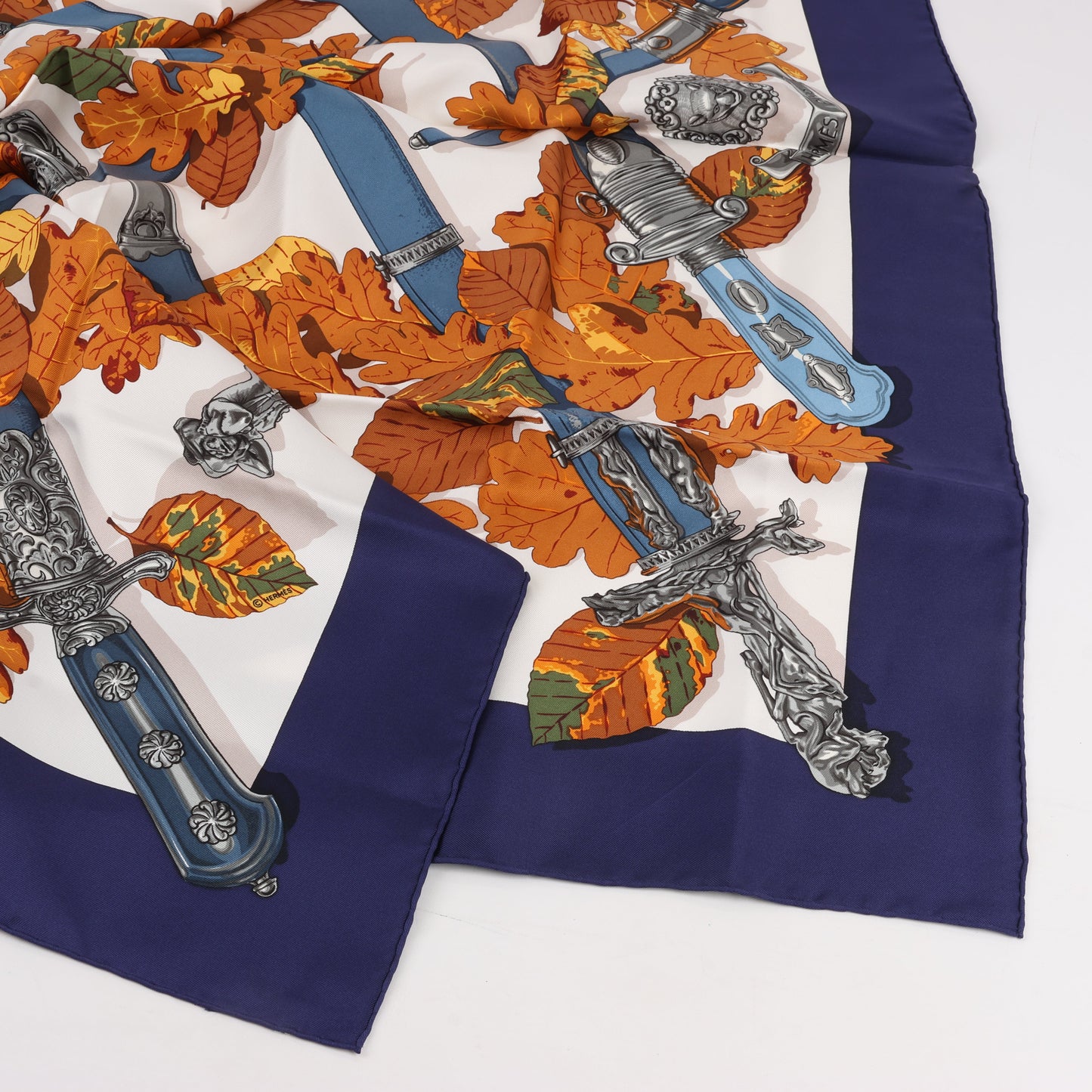 Hermès Carré 90 "AU PLUS DRU" Seidentaschentuch in Marineblau