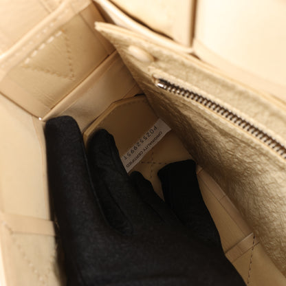 Bottega Veneta Maxi Intrecciato Cassette Sac à bandoulière en cuir en beige