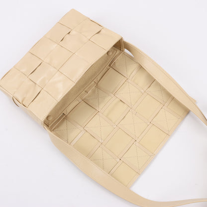 Bottega Veneta Maxi Intrecciato Cassette Sac à bandoulière en cuir en beige