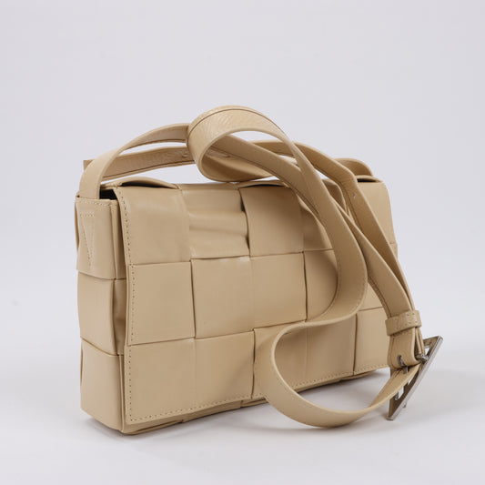 Bottega Veneta Maxi Intrecciato Kassetten-Umhängetasche aus Leder in Beige